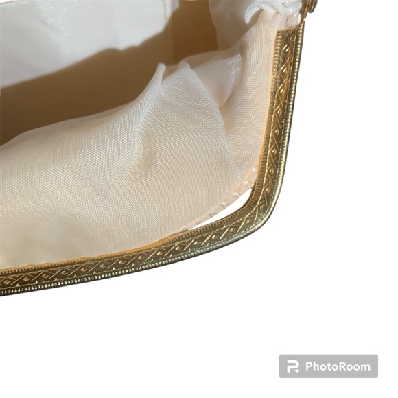 Vintage Cream And Gold Tone Mini Clutch Party Event Kiss Lock Chain Purse - Picture 8 of 8